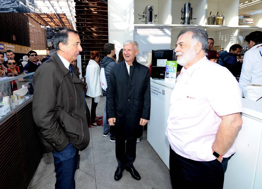 Un ospite d’eccezione ha fatto visita a Expo, il regista Francis Ford Coppola, qui mentre scambia due parole con Giuseppe Sala (LaPresse)